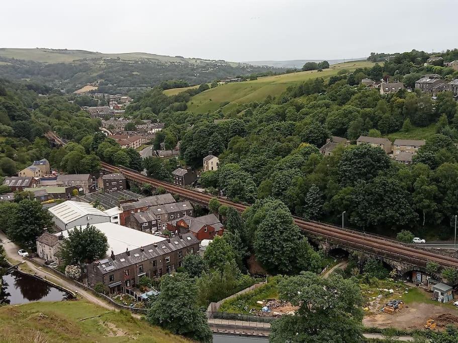 Treetops & Viaducts; Open Plan Two-Bed Apartment Walsden Exterior foto