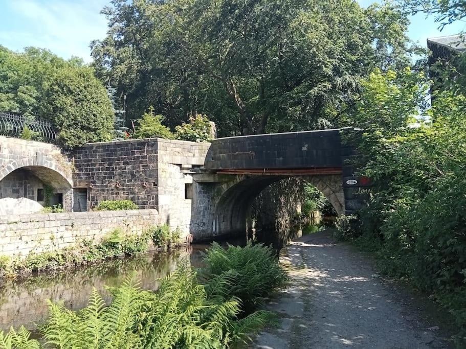 Treetops & Viaducts; Open Plan Two-Bed Apartment Walsden Exterior foto